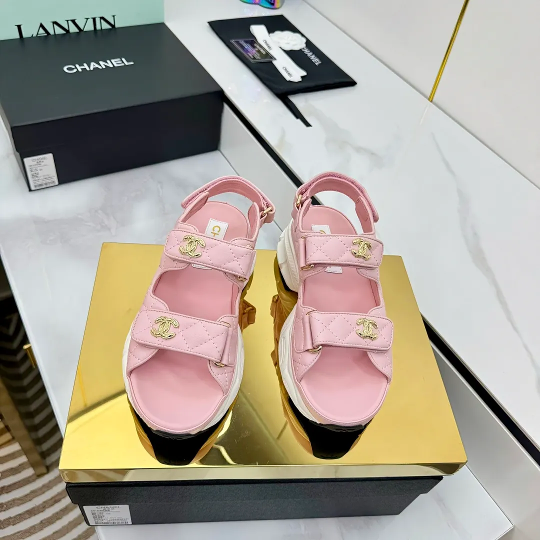 👟👟Ex-factory price 660👟👟 Top version... Chanel｜Chanel Xiaoxiang Velcro Beach Slippers Slippers Casual Beach Shoes 25ss Spring and Summer New Style! Beach shoes are a hit all over the internet! The latest model from the counter, I am still willing to buy it on my feet. It must be ranked among the most popular models. It is invincible in all seasons. Various bloggers and Internet celebrities can see the matching styles. Highly recommended. Pearlescent sheepskin upper, sheepskin lining, suede for the feet. Original open-molded TPU outsole size: 35-40 (customized for 40 and 41). Full set of original packaging 👉 👉